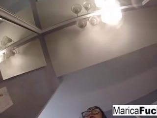 Marica hase en bewitching lencería masturba en la espejo