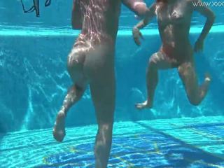 杰西卡 和 林赛 裸 泳 在 该 水池: 高清晰度 脏 视频 公元前