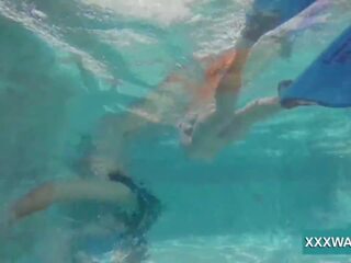 Splendid брюнетка шльондра цукерки swims підводний, секс фільм 32