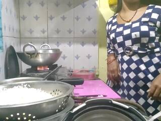 Warga india bhabhi cooking dalam dapur dan saudara dalam undang-undang. | xhamster