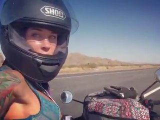 Felicity feline motorcycle stunner jazdenie aprilia v podprsenka