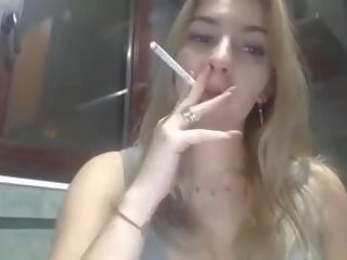 Grávida adolescente fuma e tries para sedução dela steady