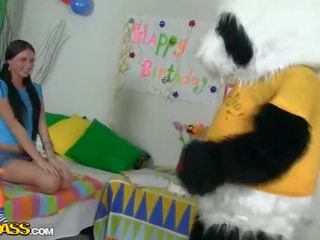 Aujourd'hui ce séduisant deity tourné 18 et baise son panda vidéo