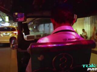Tuktukpatrol أسمر خط الآسيوية يريد بوضعه كل خلال لها وجه