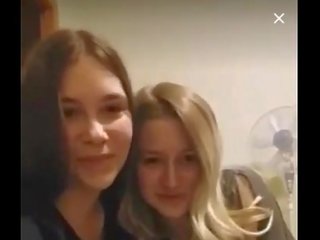 [periscope] الأوكرانية في سن المراهقة الفتيات ممارسة smooching