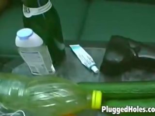 First-rate getatoeëerd kuiken vingers haarzelf voor ze inserts een fles in haar poesje