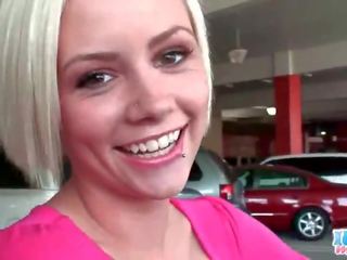Ekkel blond tenåring fingre henne boret minge i bil