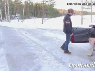 Monicamilf s 자동차 breakdown 에 그만큼 노르웨이의 winter