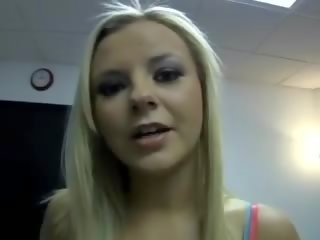 Pirang bombshell bree olson gives a close up of her manis entuk being fucked
