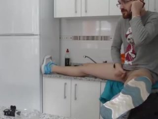 Ona je pranje na dishes v na kuhinja in on jebe ji zadaj iv028