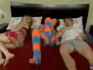 Se folla een su hija mientras duerme su esposa (incesto)dormida (folla asu papá)