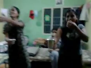 North indiano ragazze provare a bere birra in loro ospite