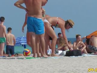 Convertido en aficionado grande tetas adolescentes voyeur playa vid