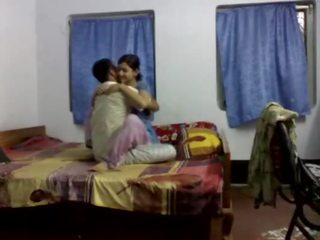 Bengali fabulous कपल होममेड डर्टी वीडियो घोटाले पर बेडरूम - wowmoyback