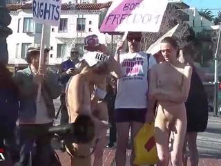 Çıplak sword nudists içinde sarılı oryantal protest