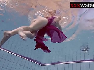 Smoking swell Russian redhead in the pool <span class=duration>- 7 min</span>