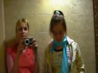 Писинг на disco тоалетна преди камера
