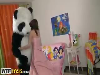 Joven fairy revived juguete panda y chupar