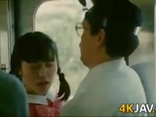 Flickvän blir groped på en tåg